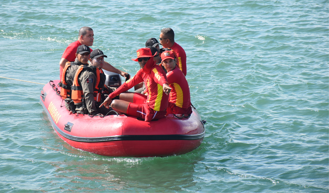 Bombeiros resgatam cinco vítimas de afogamento na Praia do Mirante da Sereia, em Maceió