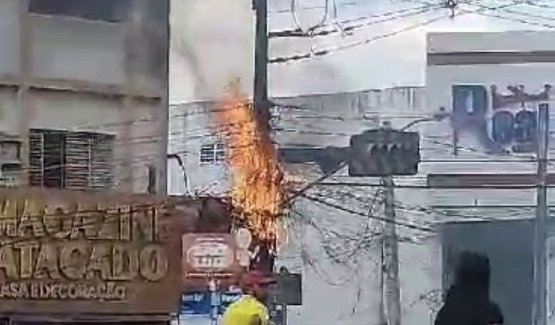Vídeo. Fiações em postes pegam fogo e deixam população sem internet e energia, em Arapiraca
