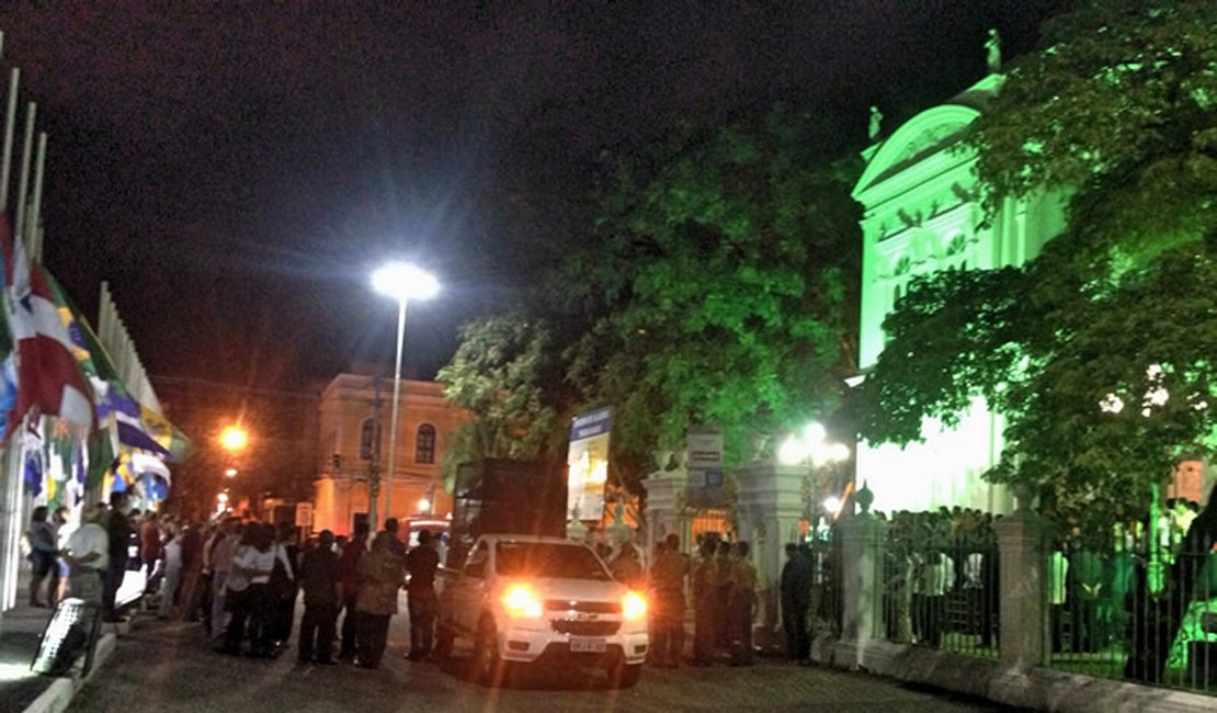 Corpos de militares chegam ao Palácio do Governo para velório