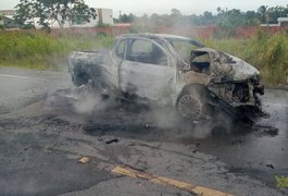 Homem de 40 anos morre após colidir veículo em poste de energia e carro incendiar, em Marechal Deodoro