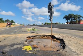 Vazamento de água em trecho da rodovia AL-220 preocupa condutores, em Arapiraca