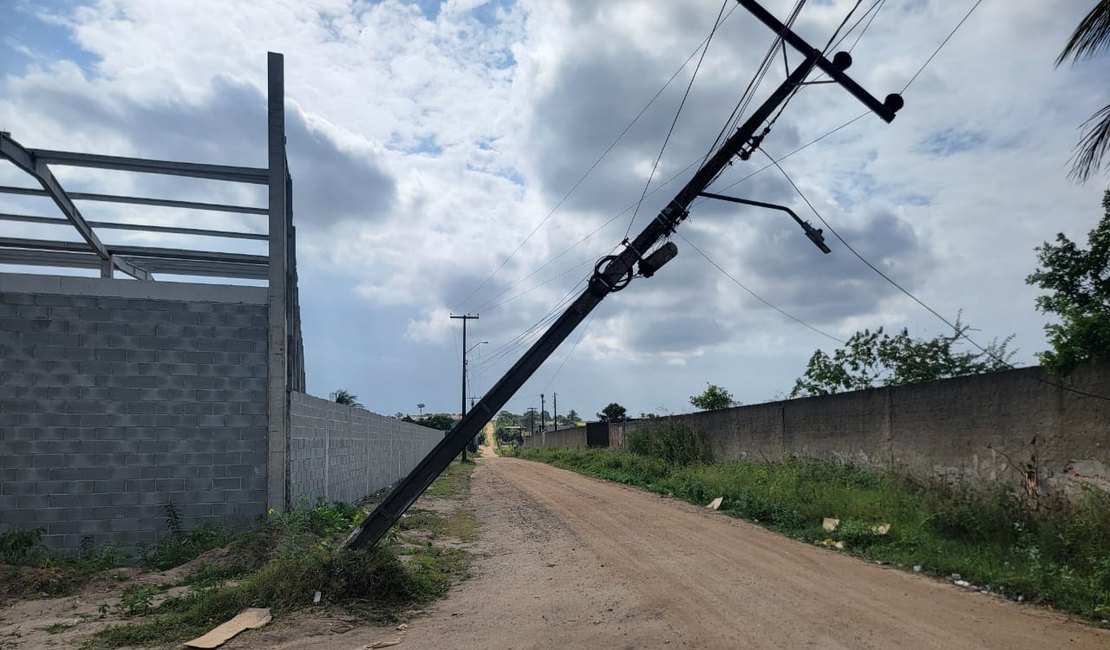 Poste de energia elétrica pendurado apenas pela fiação preocupa moradores no Bom Sucesso