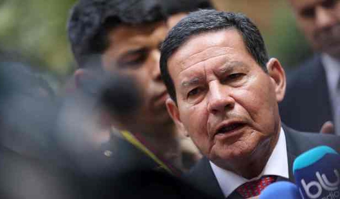 'Estou angustiado também, quero ser vacinado', diz Mourão