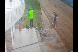 VÍDEO. Câmeras flagram suposto mototaxista praticando assalto no bairro Itapoã, em Arapiraca