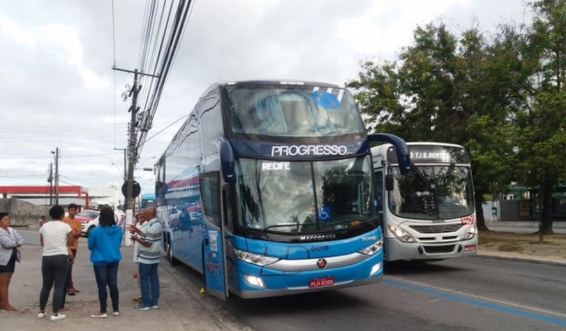 Bandidos com facas, facões e revólveres fazem arrastão em ônibus interestadual