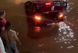 Carro cai no Lago Paranoá e motorista é salva por marinheiro