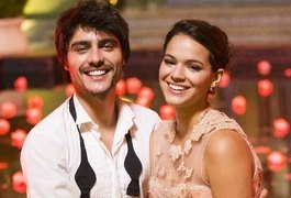 Bruna Marquezine troca olhares com ator e levanta suspeitas de romance