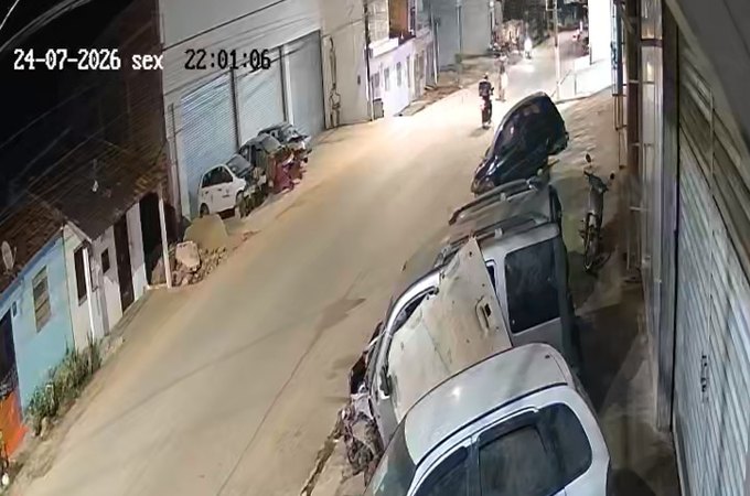 Câmera de segurança registra colisão frontal entre motos que deixou entregador ferido, em Arapiraca; assista