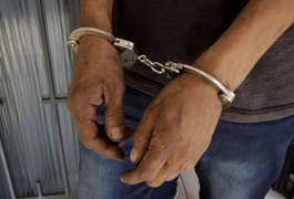 Homem armado tenta fugir da polícia, entrando em mata, mas é preso, em Maceió