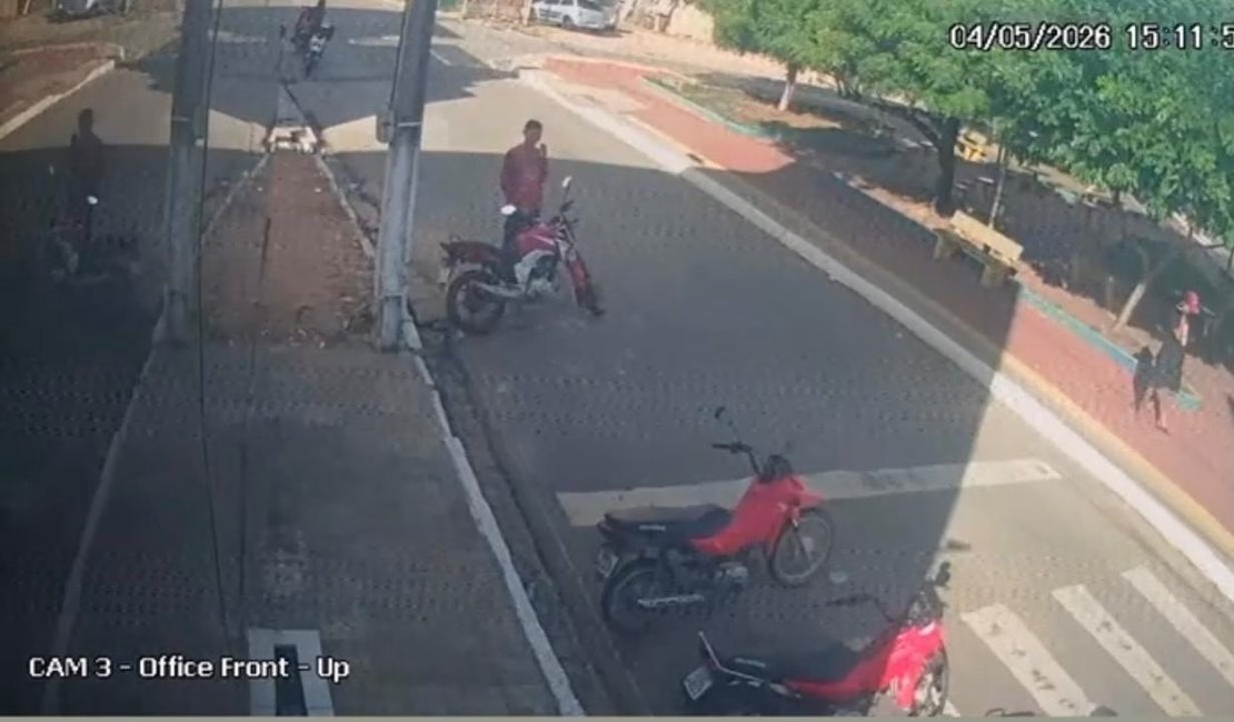 Motocicleta é furtada em plena luz do dia em Taquarana; crime foi flagrado por câmeras