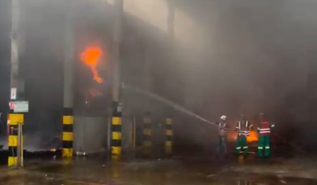 Incêndio atinge galpão de recicláveis às margens da BR-316, em Pilar
