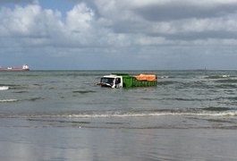 Maré sobe e 'engole' caçamba que fazia a limpeza na orla de Maceió