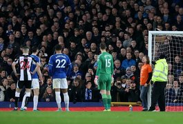 Jogo do Inglês é paralisado após homem invadir gramado e se prender pelo pescoço na trave