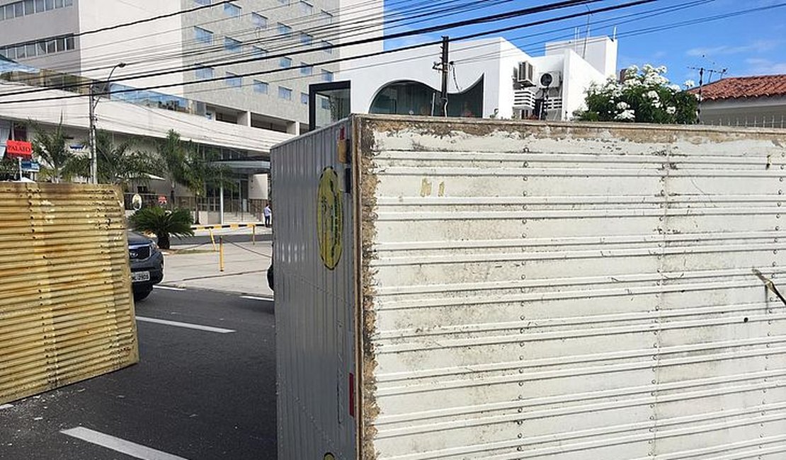 Veículo tomba e tem baú arrancado após acidente em Maceió