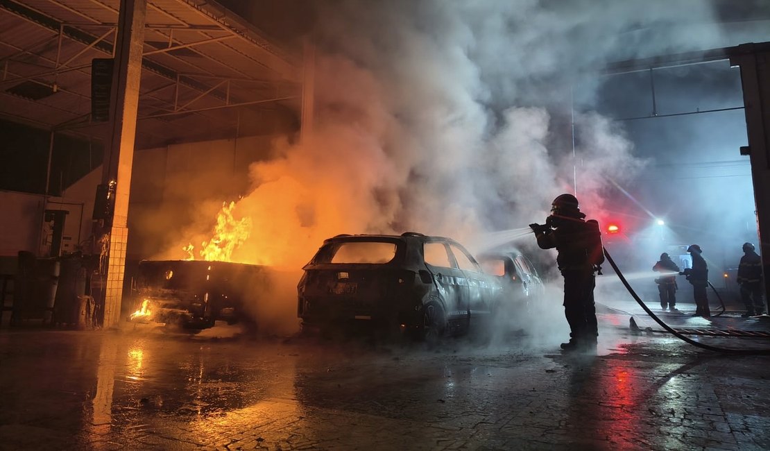 Loja de peças e serviços automotivos pega fogo e cinco carros ficam destruídos em Arapiraca