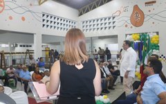 Luciano Barbosa entrega escola completamente revitalizada