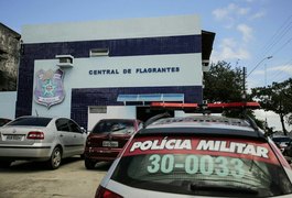 Jovem é detido suspeito de agredir a própria mãe no centro de Maceió