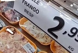 Supermercado vende pele de frango a R$ 2,99 o quilo e recebe críticas