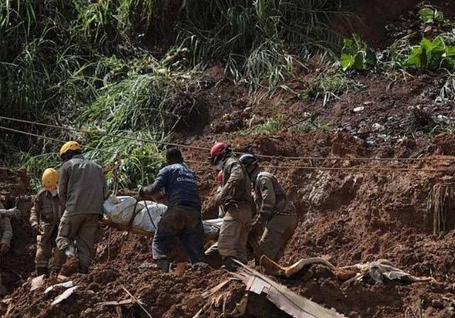 Mãe morreu agarrada com os dois filhos em deslizamento de barreira em Recife