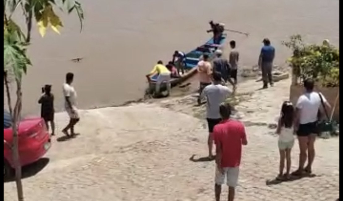 Caminhão cai no Rio São Francisco ao tentar subir em balsa e veículo fica submerso