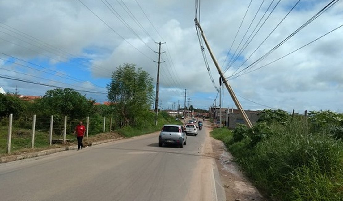 VÍDEO. Motorista passa mal, perde a direção e acaba colidindo contra poste, em Arapiraca