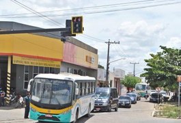 SMTT instala semáforo em cruzamento perigoso de Arapiraca