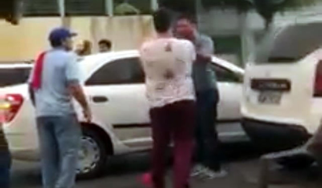 Vídeo mostra briga entre motoristas no trânsito em Maceió