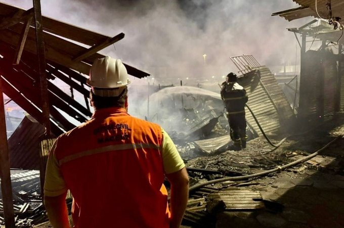 Ás vésperas do natal, incêndio no Mercado da Produção destrói sustento de comerciantes de Maceió