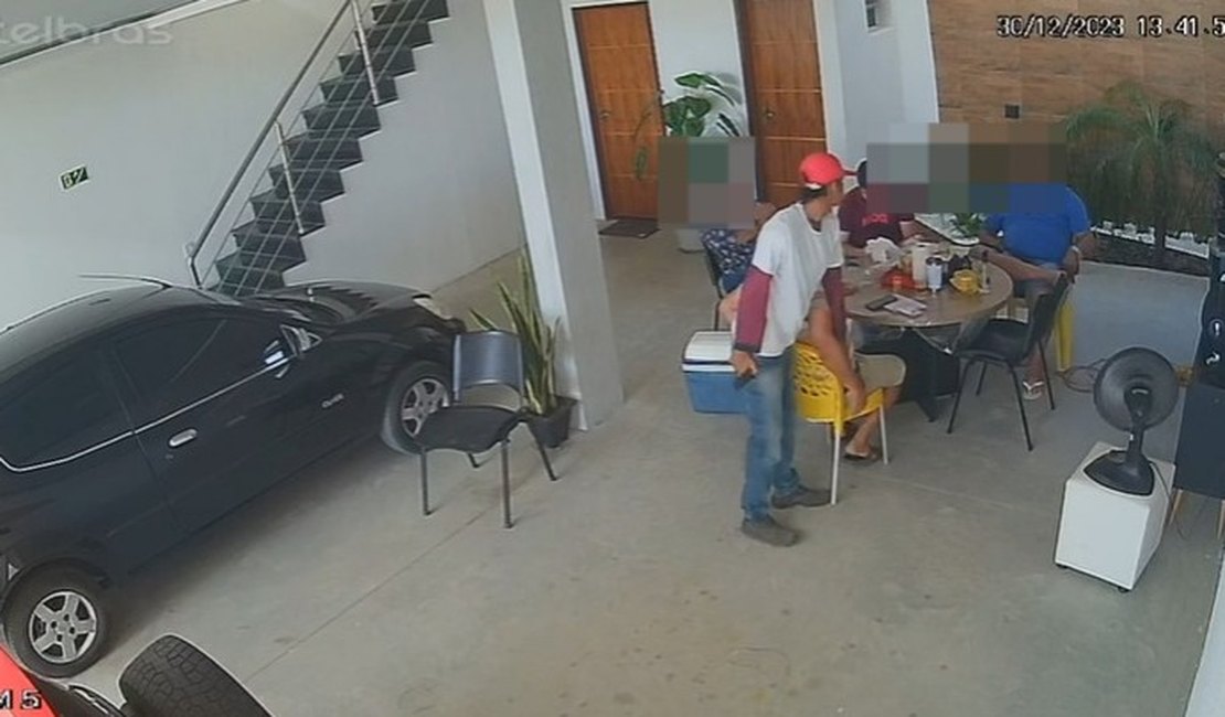 Criminoso assalta loja de carros em Arapiraca; ação foi flagrada por câmera de segurança