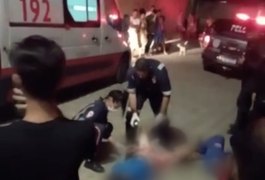 Criminosos caem de moto após assaltarem criança e são linchados por populares, em Arapiraca