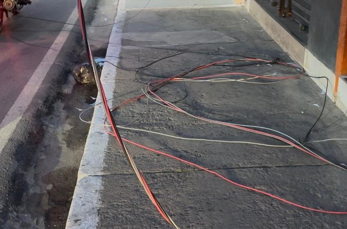 Caminhão-baú derruba fiações e deixa lojas sem energia elétrica no Centro de Arapiraca