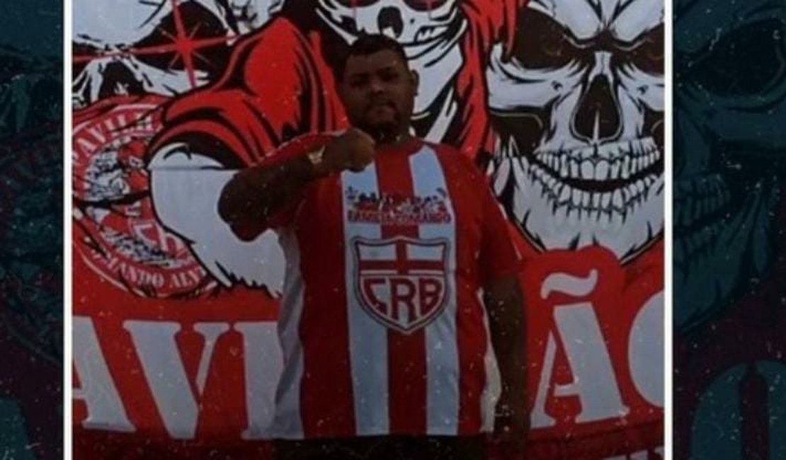 Jovem com passagens pela polícia é assassinado a tiros em praça de Maceió