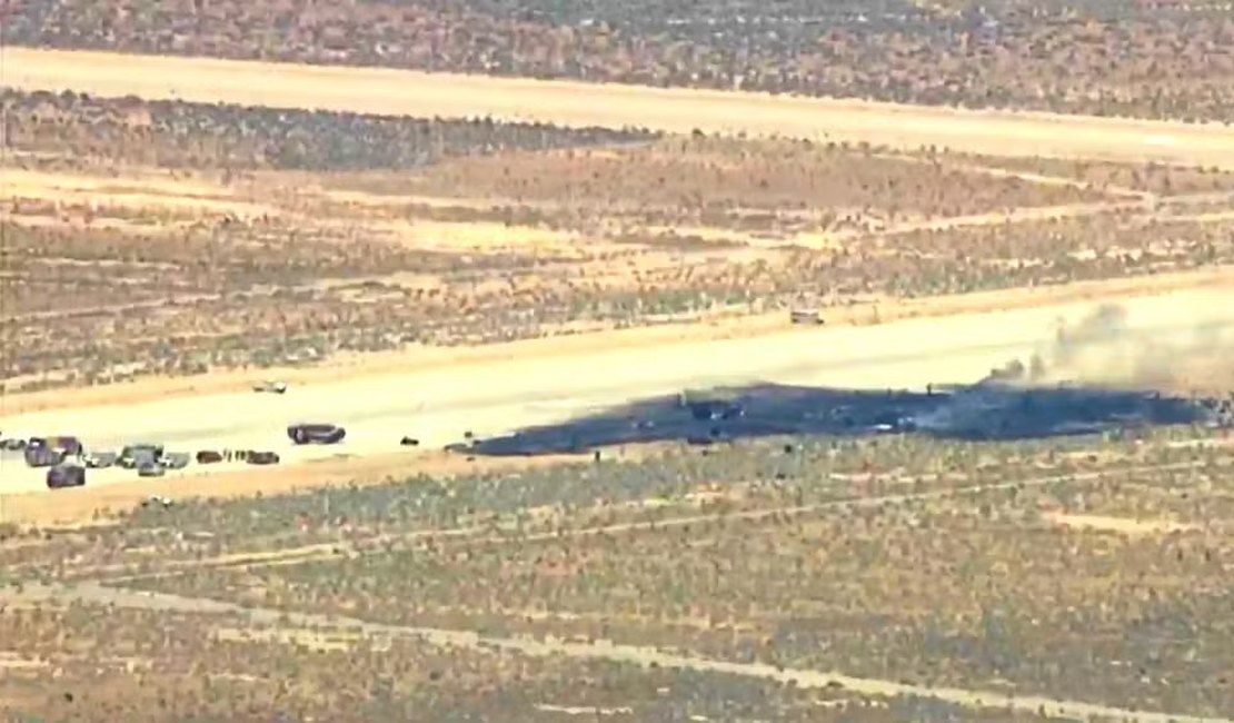 Avião militar americano B-52 cai após decolagem na Base Aérea Edwards, na Califórnia