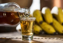 Homens fingem ser vendedores de cachaça misturada, amarram casal de idosos e roubam R$ 1.400, em Palmeira