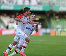 Flamengo vence o Coritiba e sai da zona da degola no brasileirão