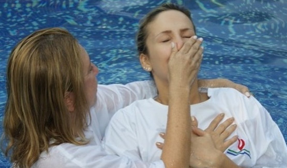 Claudia Leitte é criticada após batismo e rebate: 'Eu não tenho religião'