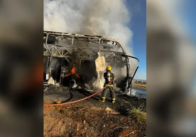 Ônibus com 65 passageiros pega fogo e interdita rodovia