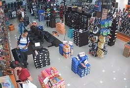 Indivíduo é flagrado furtando caixa de som em loja no Centro de Arapiraca