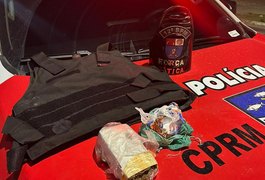 PM prende faccionado do Comando Vermelho com drogas e colete balístico, em Maceió