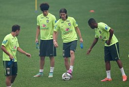 Dunga comanda treino diferente e não mostra time do Superclássico