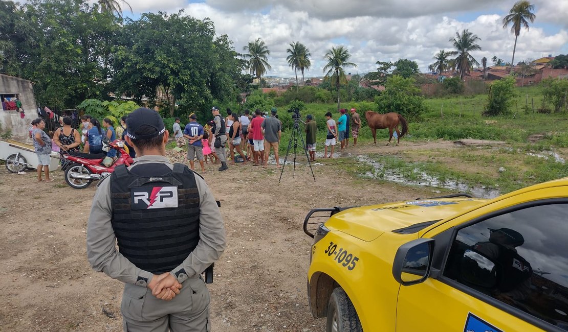 Cadáver com perfurações é encontrado em canal no bairro Manoel Teles; veja identidade da vítima