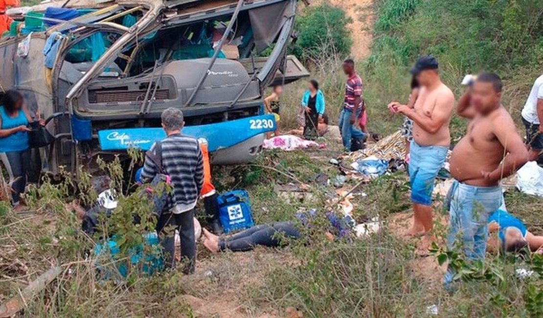 Acidente com ônibus deixa mortos na BR-116, no sudoeste na Bahia