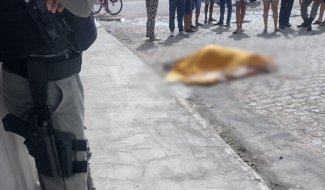 Homem é assassinado com vários tiros em frente a barbearia em Arapiraca