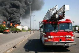 Bombeiros já usaram 5 bi de litros d'água em incêndio; fogo continua