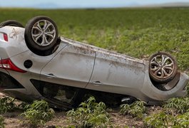 Carro capota na rodovia AL-220, próximo a Campo Alegre
