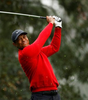 Jogador de golfe Tiger Woods é hospitalizado após acidente de carro nos EUA