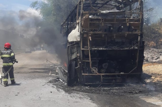 Ônibus é totalmente destruído por incêndio na BR-101, em Flexeiras