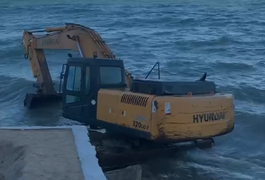 Vídeo: Retroescavadeira acaba sendo engolida pelo mar ao quebrar durante obra da Prefeitura de Maceió