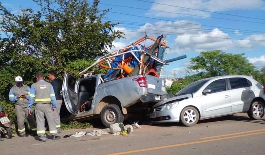 Colisão entre caminhonete e veículo de passeio é registrada em Palmeira dos Índios