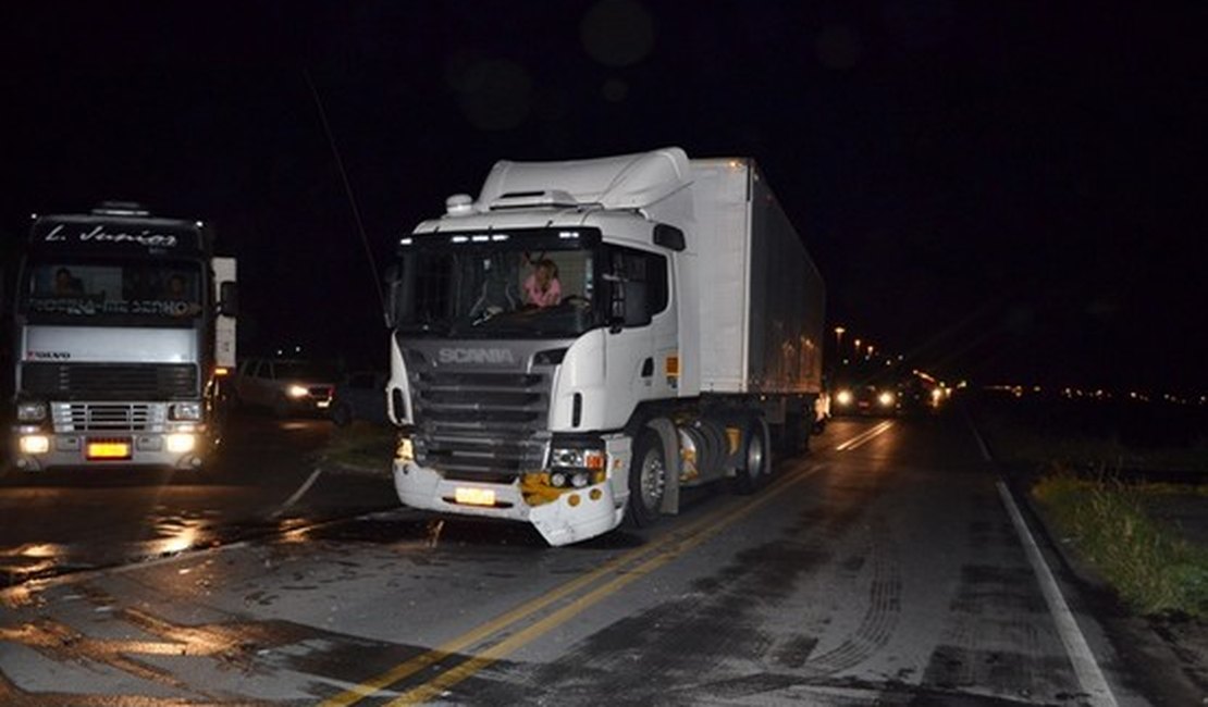 Carreta colide com automóvel e deixa duas pessoas presas às ferragens em São Miguel dos Campos